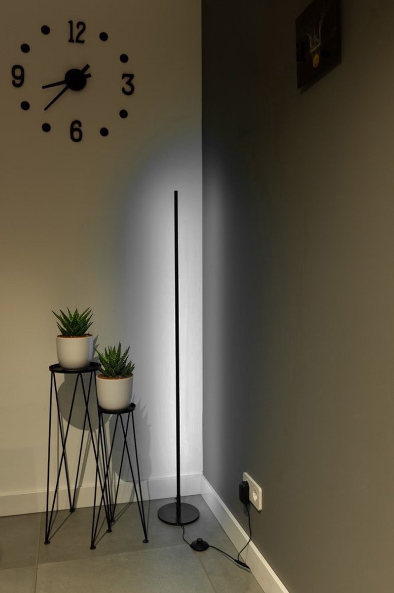 Realight RGB LED Vloerlamp 146cm dimbaar Inclusief Afstandsbediening Zwart