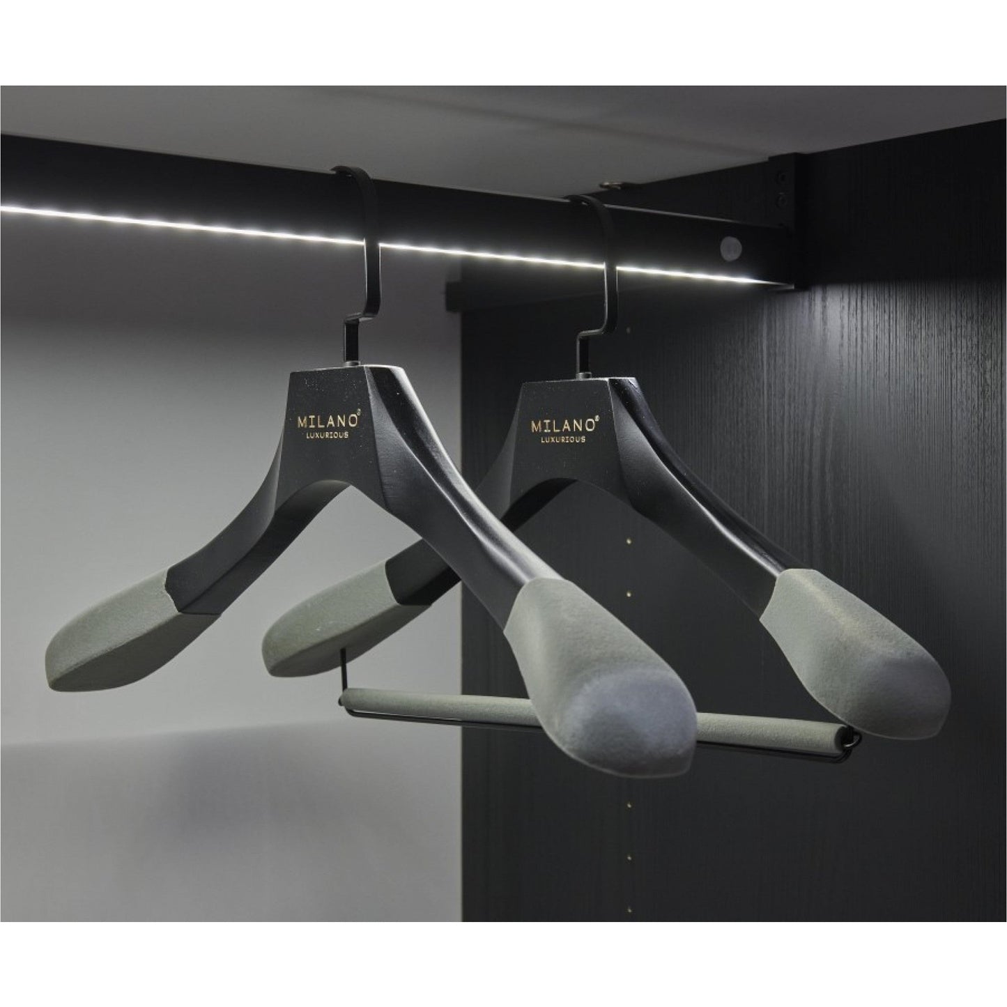 Milano Luxurious Chique grijs velvet kledinghanger met broeklat en zwarte haak