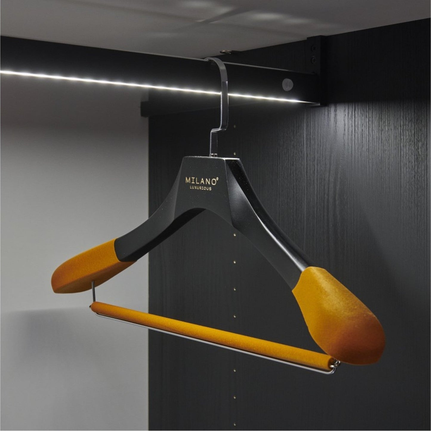 Milano Luxurious Chique oranje velvet kledinghanger met broeklat en chrome haak