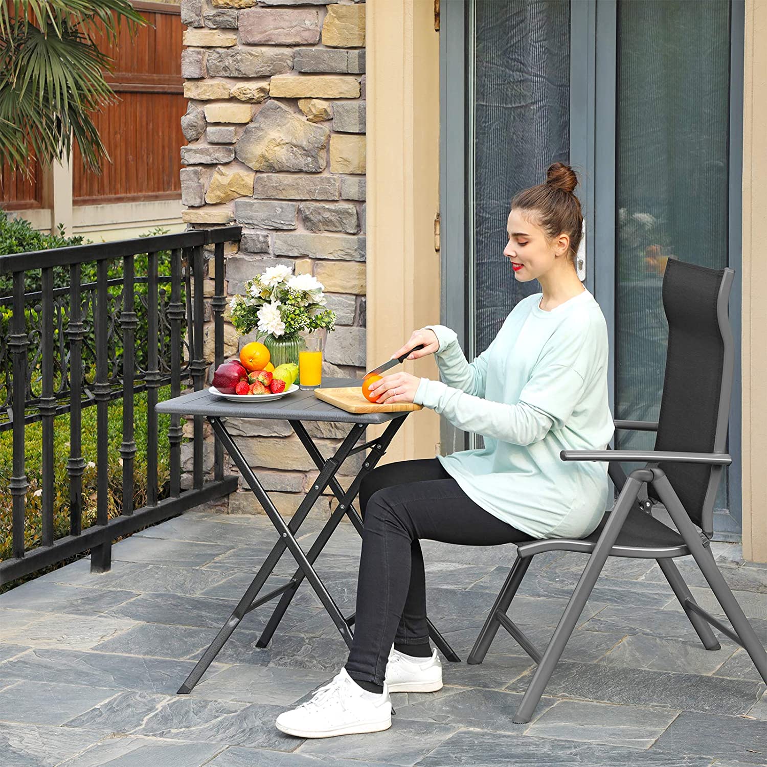 Nancy's Holt Klaptafel - Tuintafel - Campingtafel - Waterbestendig - Hoefvormige Poten - Veiligheidsgrendel - Grijs - Zwart - 62 x 62 x 73 cm