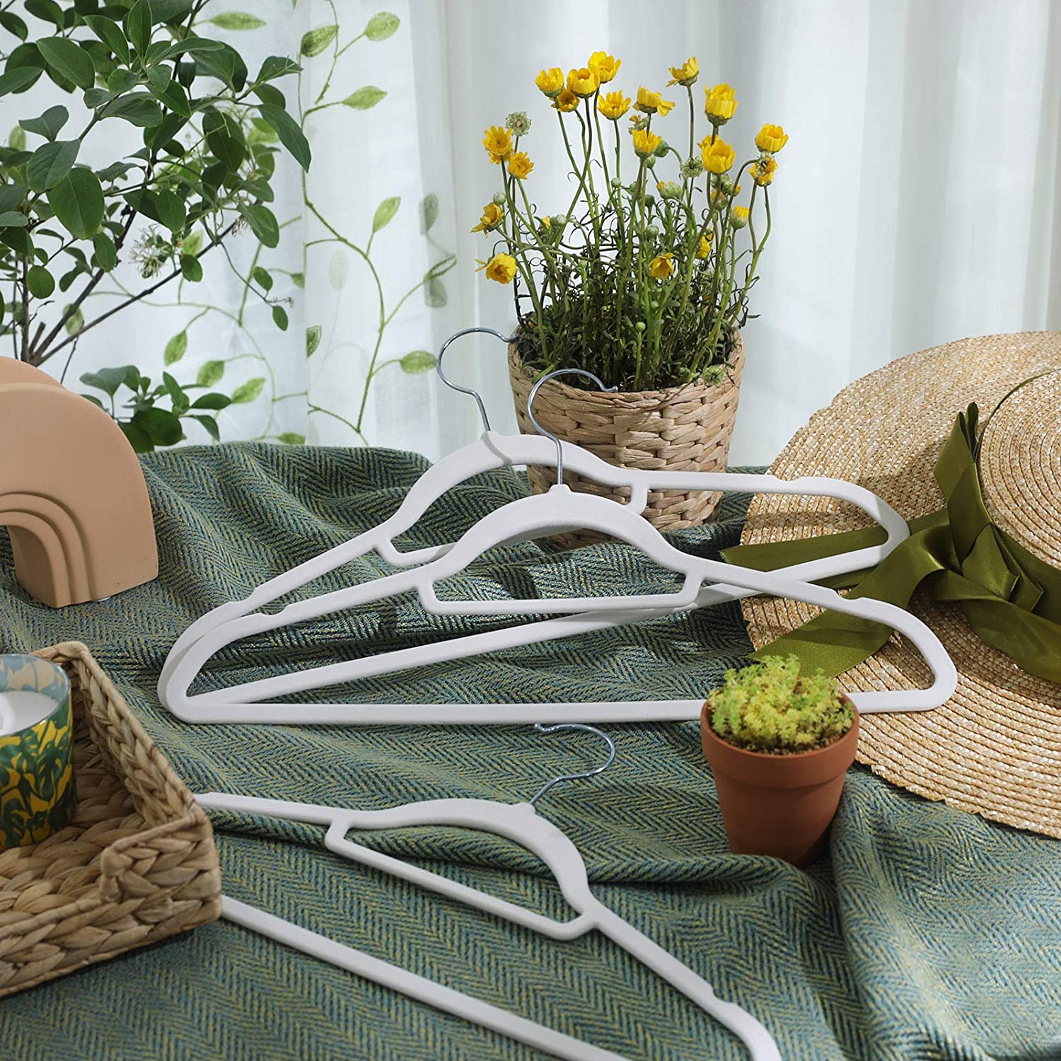 Nancy's Brassard Clothes Hangers - 20 Pieces - Velvet - ABS - Anti-Slip - White - 45 x 0.6 x 23.5 cm