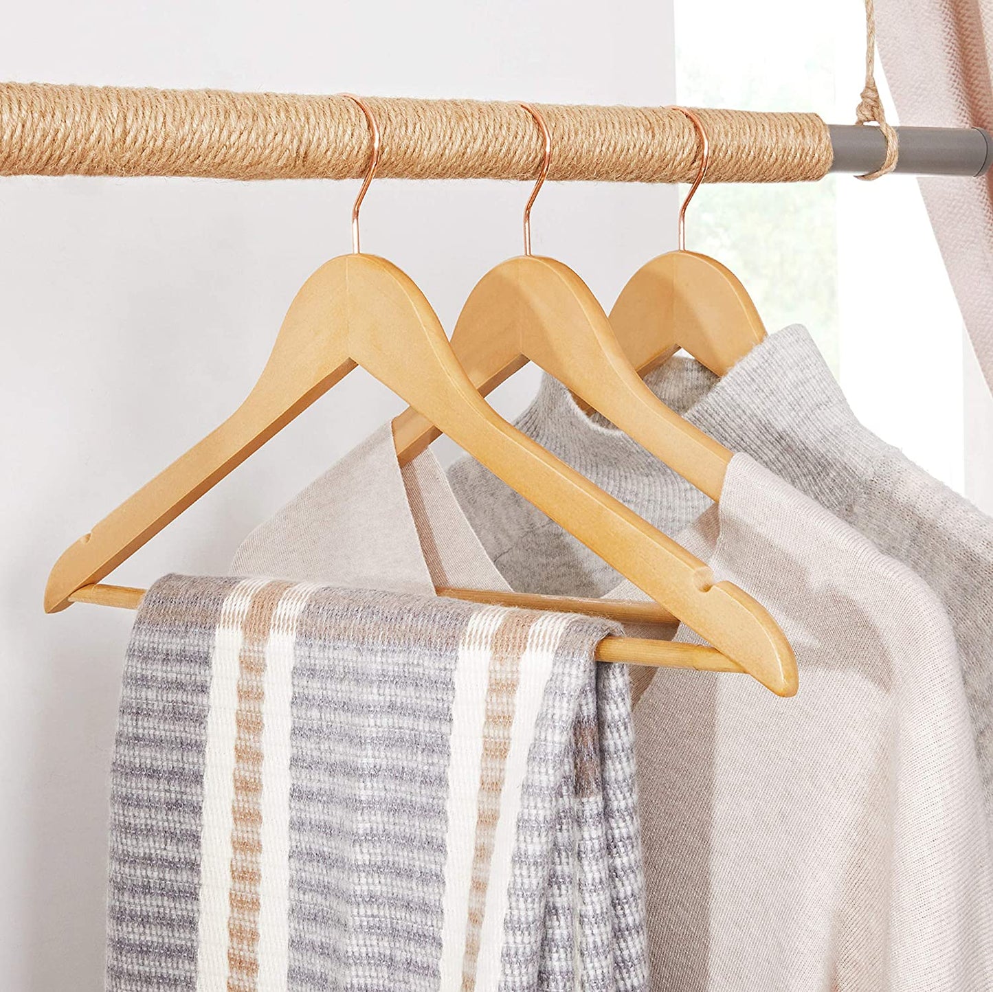 Nancy's Houten Kledinghangers - Set Van 20 - Pakhangers - Anti-Slip - 360 Graden Draaibare Haak - Jassen - Shirts - Broeken - Natuurlijke Kleur