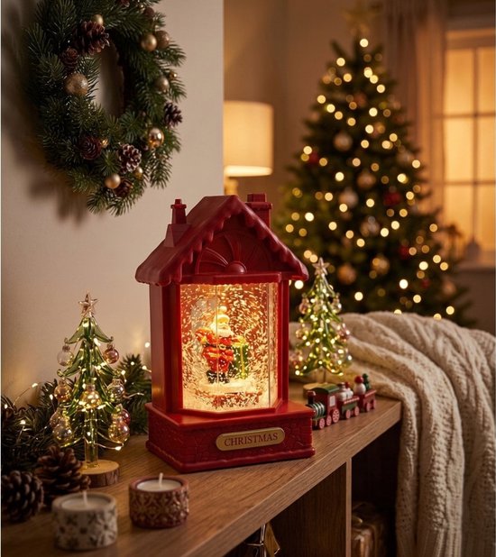 Nancy's Gxmas Kerstlantaarn met Bewegende Sneeuw - Kerstman Kersttafereel - Rood - Kerstdecoratie op Batterijen - LED Verlichting en Muziek - 20 cm