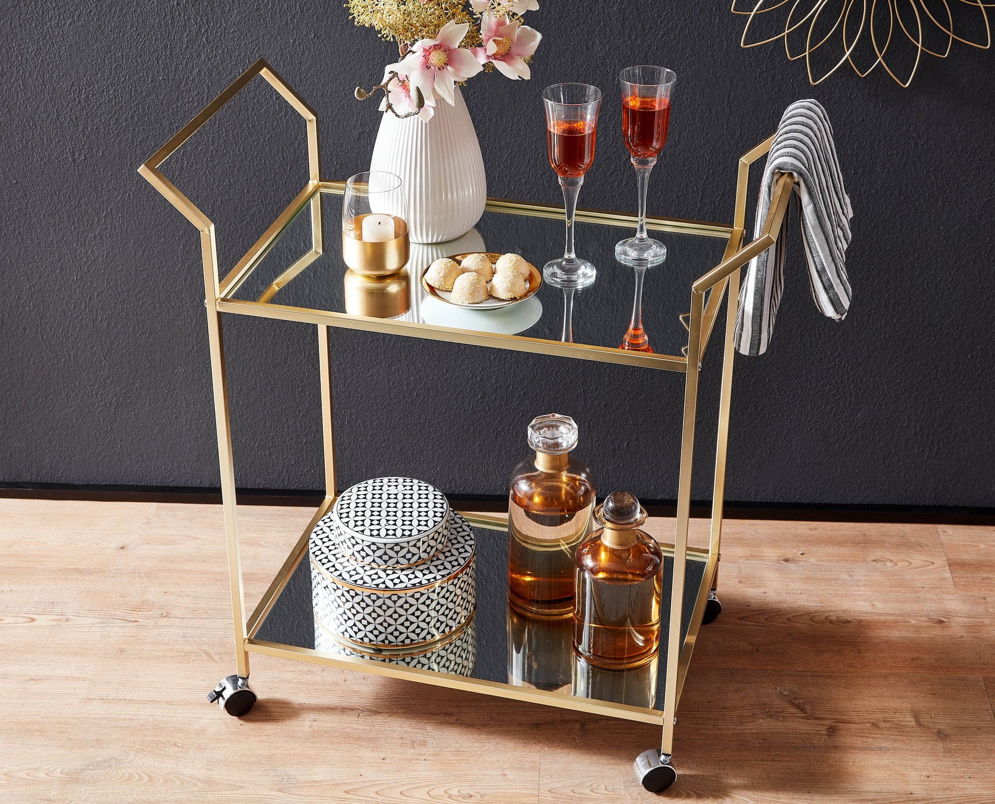 Nancy's Milton Trolley - Bijzettafel op Wieltjes - Keukentrolley - Serveerwagen - Goud - Glas / Staal - ± 70 x 40 x 80 cm