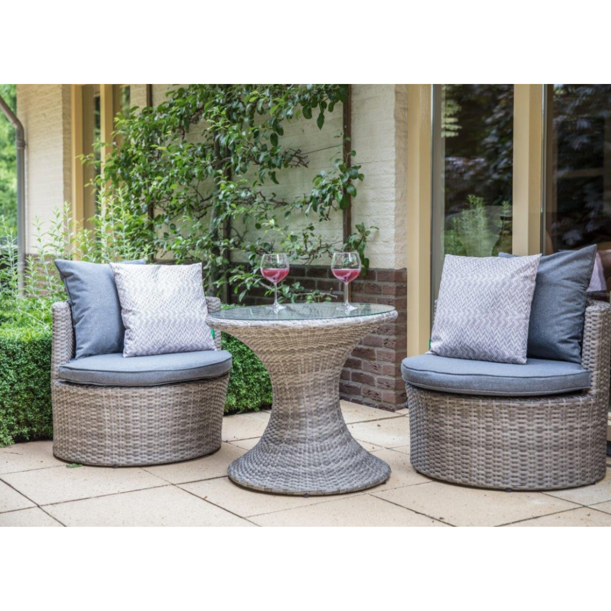 Nancy's Bitoche Lounge Set - Wicker and Aluminum Frame - Gray 
