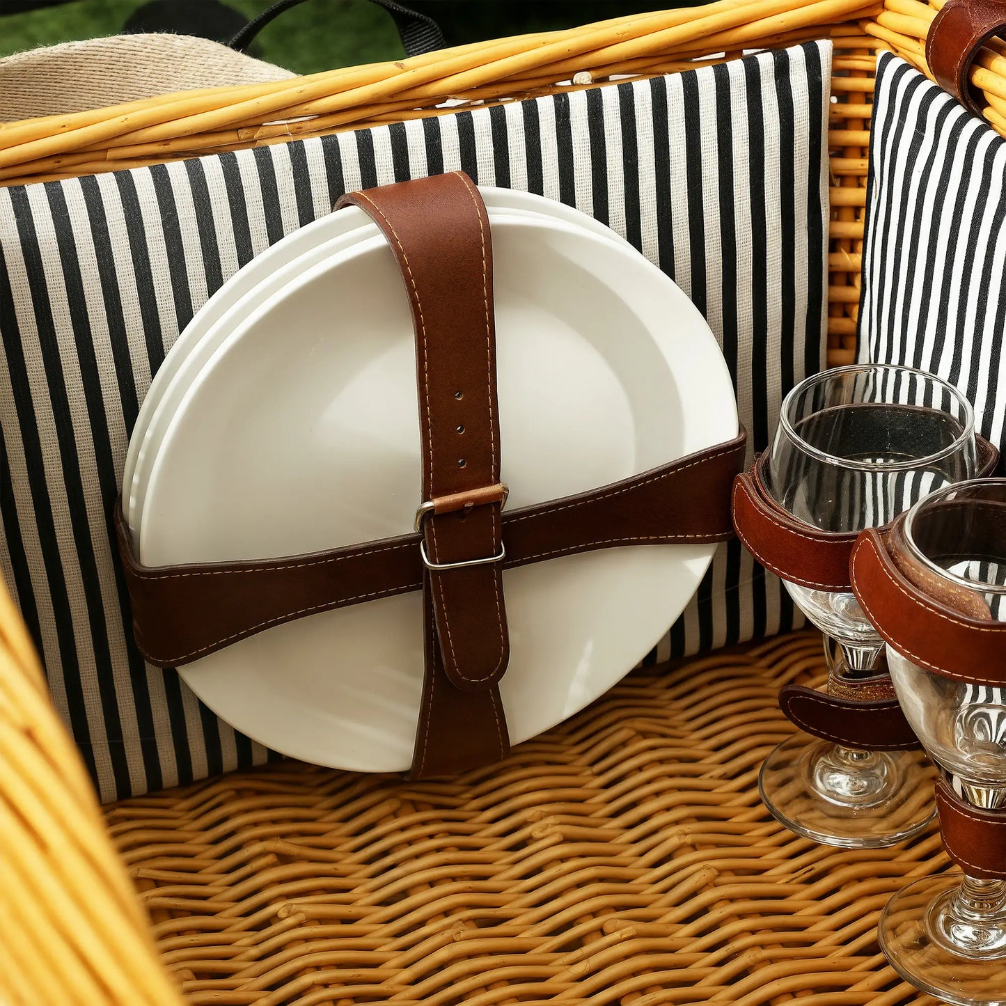 Nancy's Gargazzone Picknickset - Picknickmand met Accessoires - Uitklapbaar tafeltje