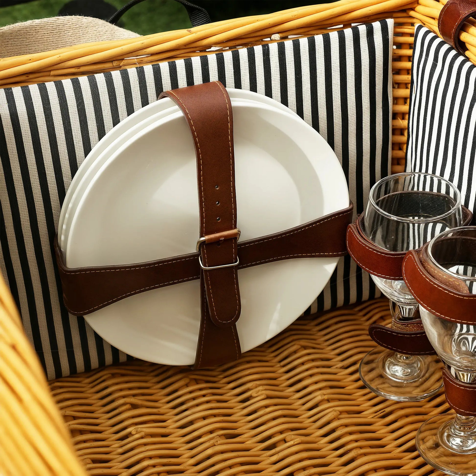 Nancy's Gargazzone Picknickset - Picknickmand met Accessoires - Uitklapbaar tafeltje