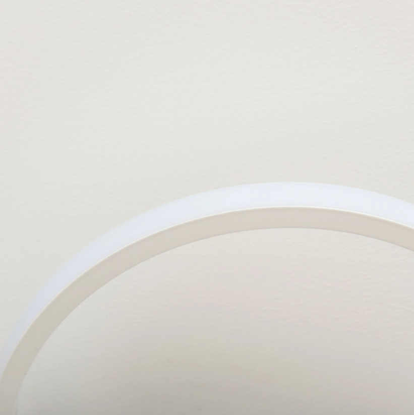 Plafonnier Tukwila de Nancy - Trois Cercles - Métal - Moderne - Aluminium - Acrylique - Blanc - 56 x 46 x 8 cm