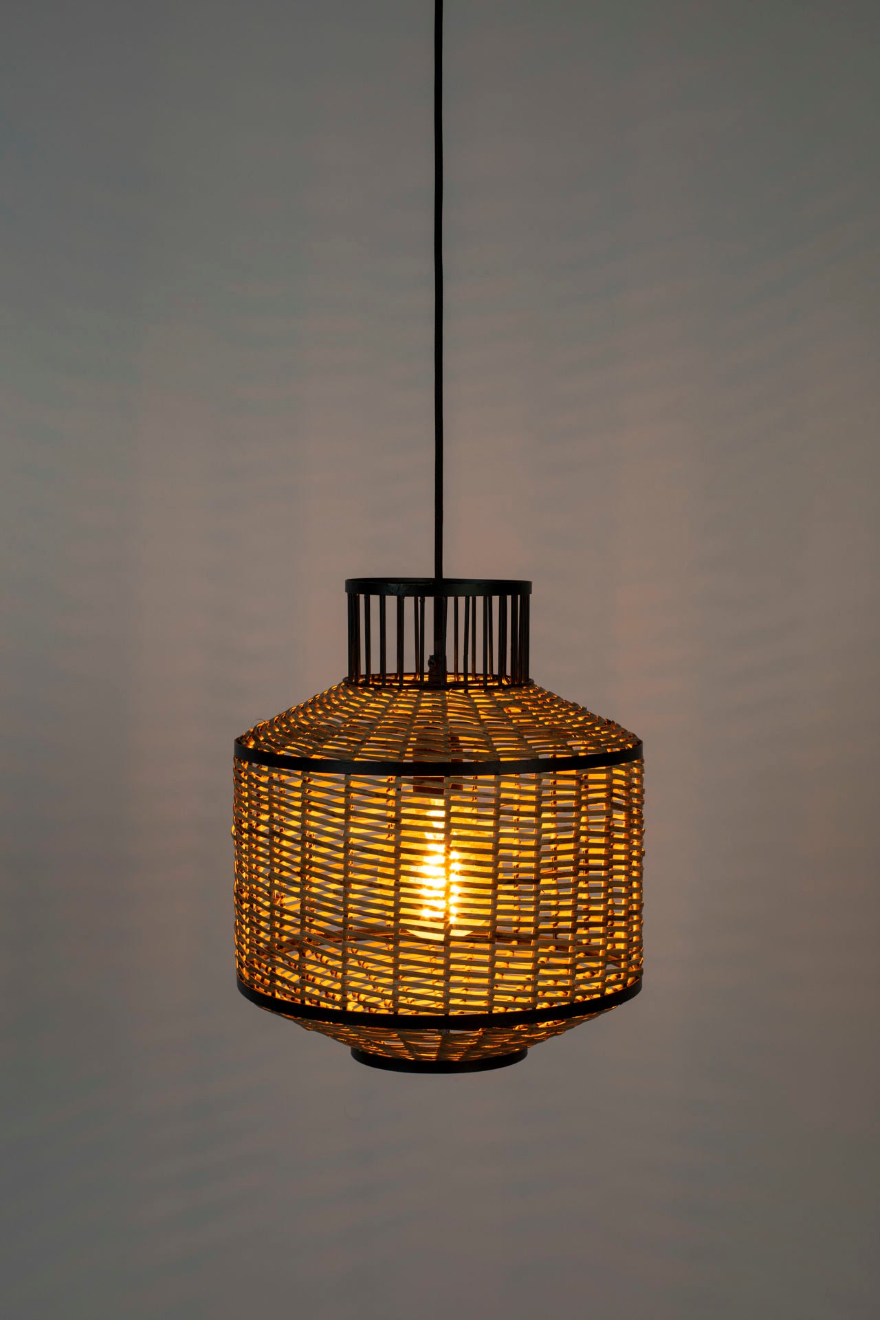 Lampe suspendue Nancy's Collegedale - Moderne - Noir, Naturel, Marron - Acier, Osier, PVC - 30 cm x 30 cm x 145 cm