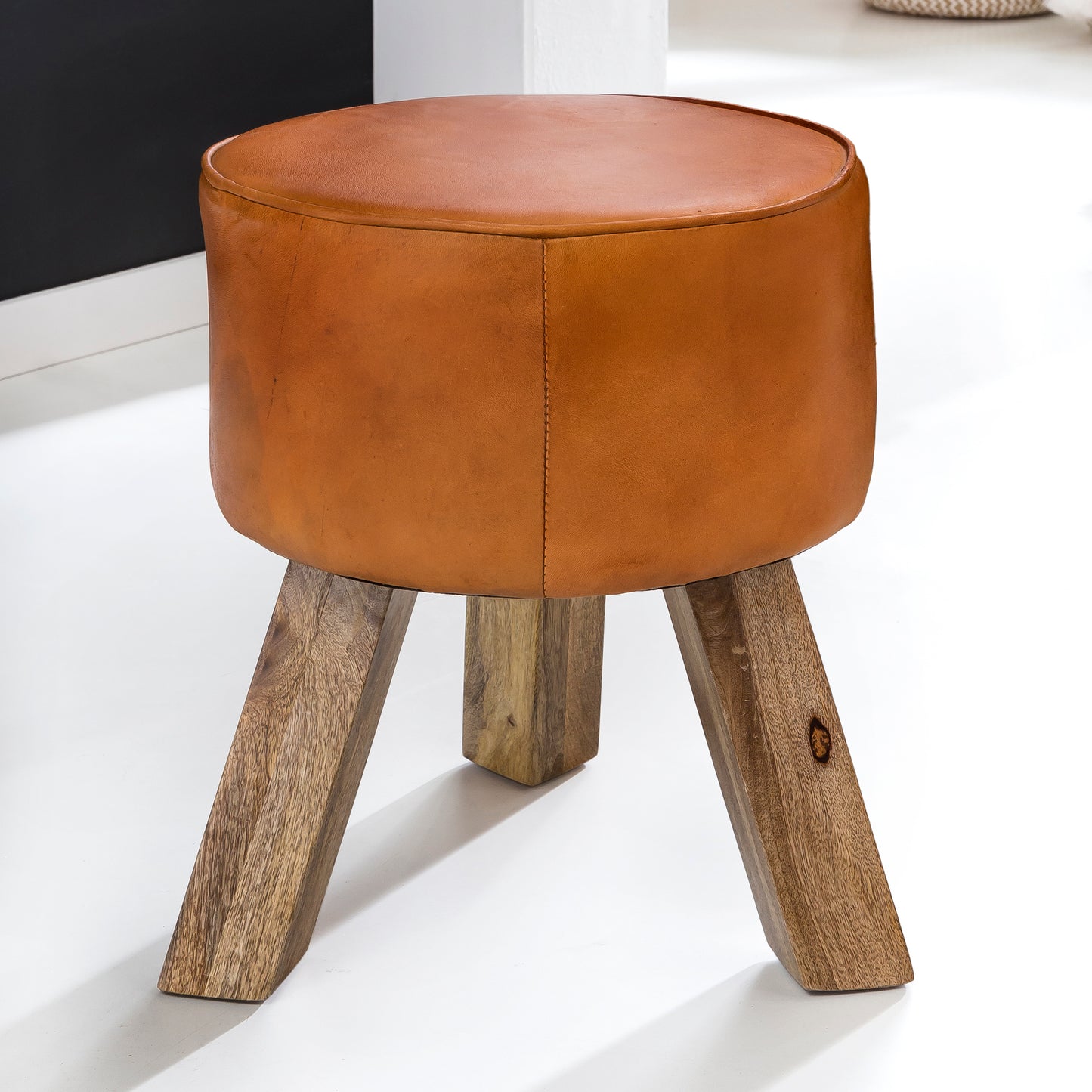 Tabouret Adrian de Nancy - Tabouret - Repose-pieds - Pouf - Peau de chèvre - Fait main - Bois de manguier - 37x45x37 cm - Rond - Marron