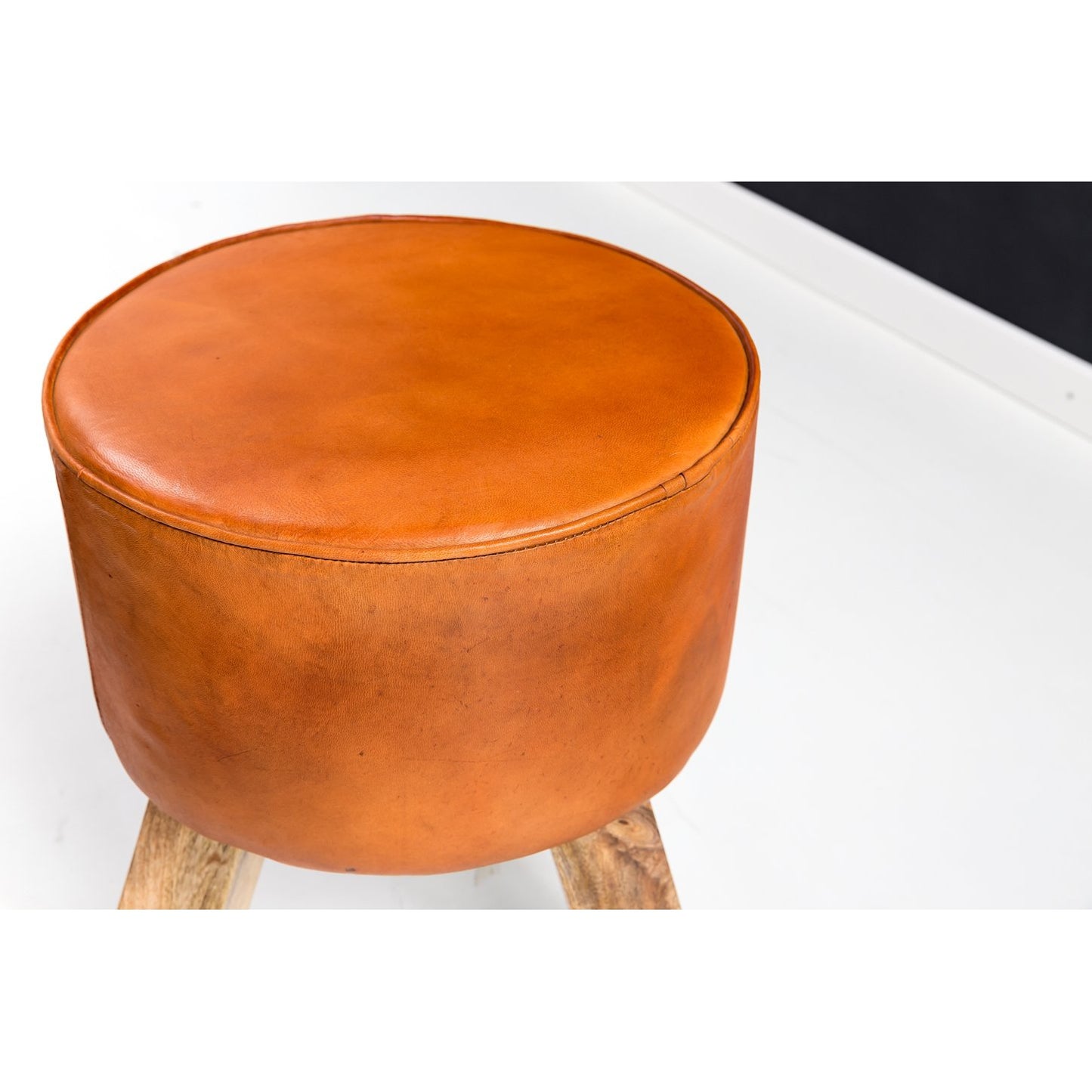 Tabouret Adrian de Nancy - Tabouret - Repose-pieds - Pouf - Peau de chèvre - Fait main - Bois de manguier - 37x45x37 cm - Rond - Marron