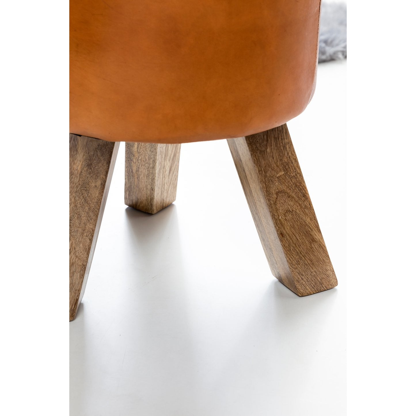 Tabouret Adrian de Nancy - Tabouret - Repose-pieds - Pouf - Peau de chèvre - Fait main - Bois de manguier - 37x45x37 cm - Rond - Marron