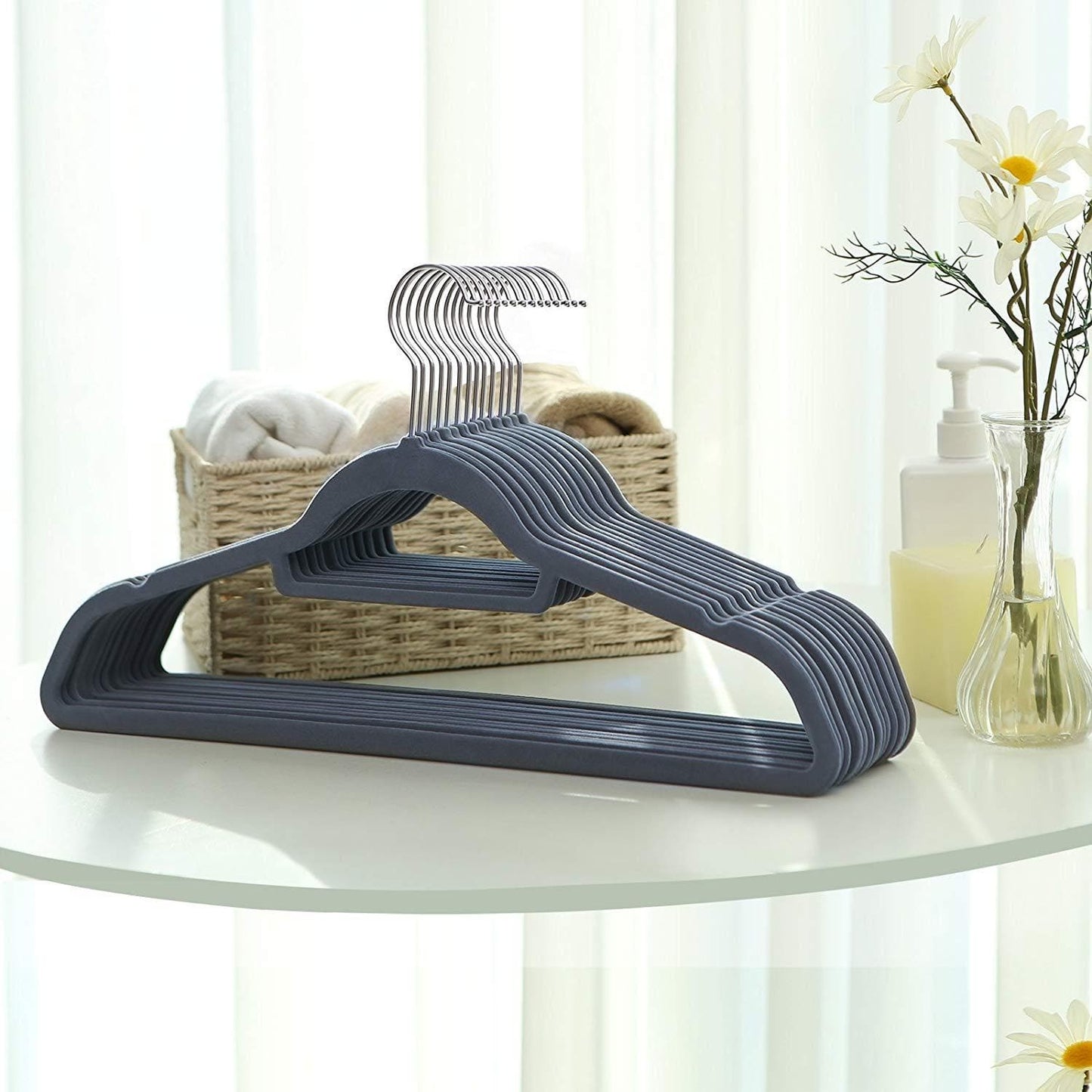 Nancy's - Ruimtebesparende Antislip kleerhangers - 20 Stuks - Ultra Dunne Kleerhangers met 360 graden draaibare haak - Kledinghangers