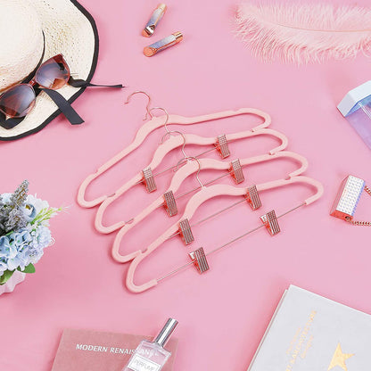 Nancy's Fluwelen Kledinghangers- Set van 24- 42.5 cm - Broekhanger - Kleerhanger - Verstelbare Clips - Roségoud - Lichtroze - Anti-Slip